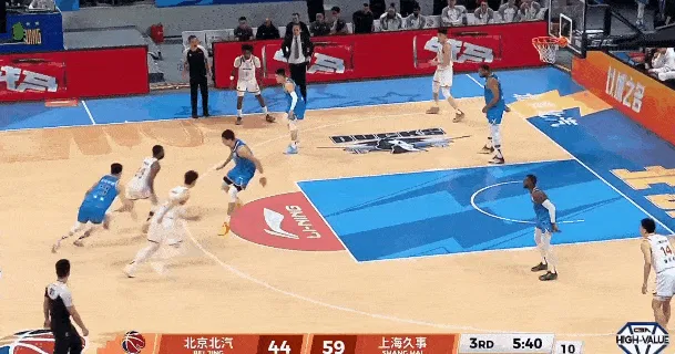 九游体育下载-王哲林下顺接球左手上篮打成2+1,目前10中6拿到13分13篮板